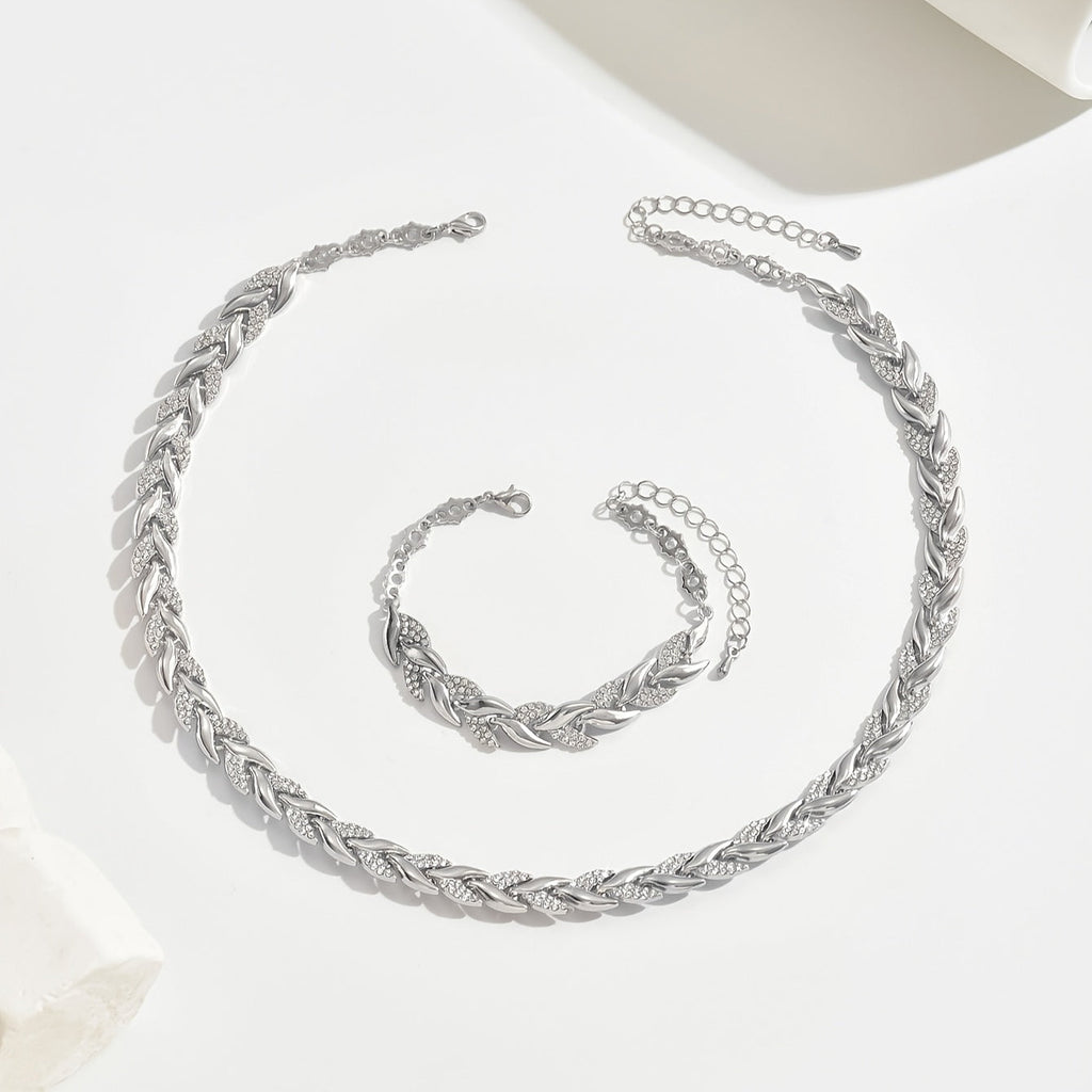 Elegant Fishtail Set with Glass and Gemstones