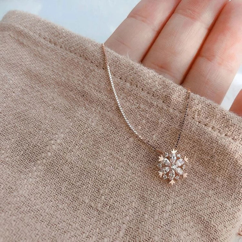 Crystal Necklace with Shiny Snowflake in Gold and Silver