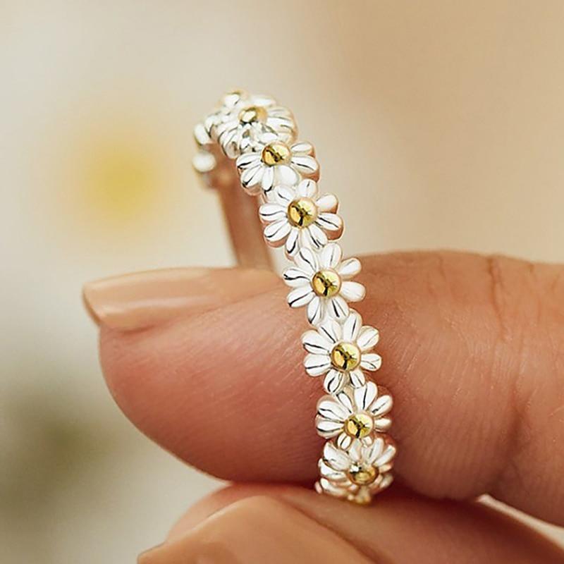 Marguerite Ring – Painted Softness