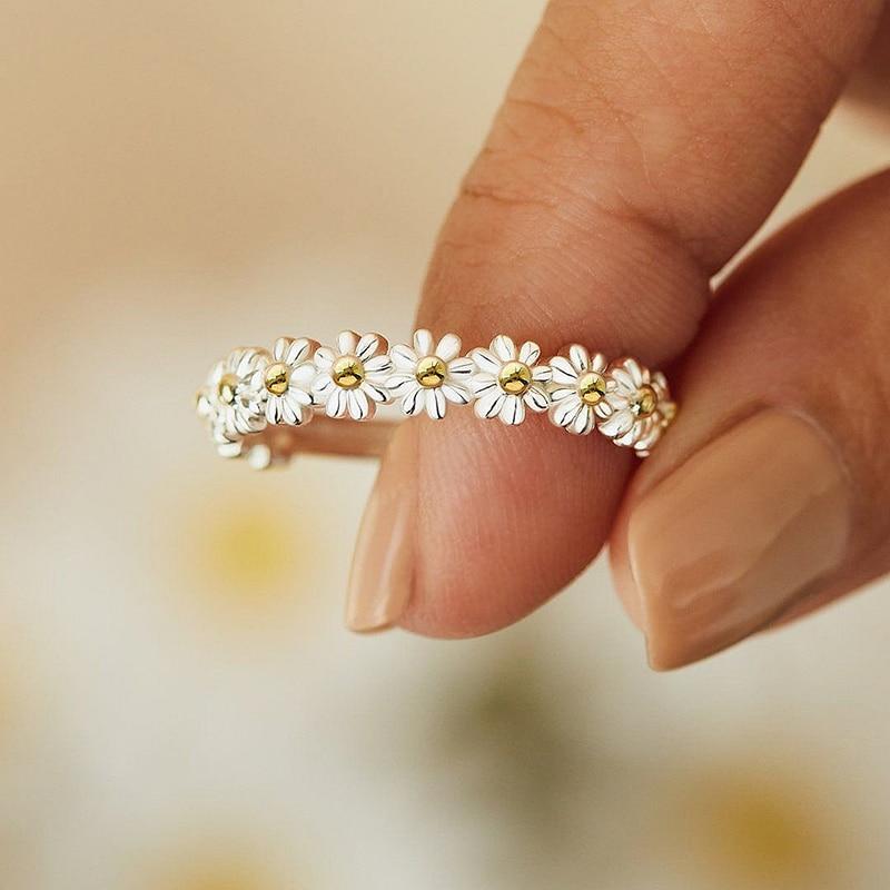 Marguerite Ring – Painted Softness