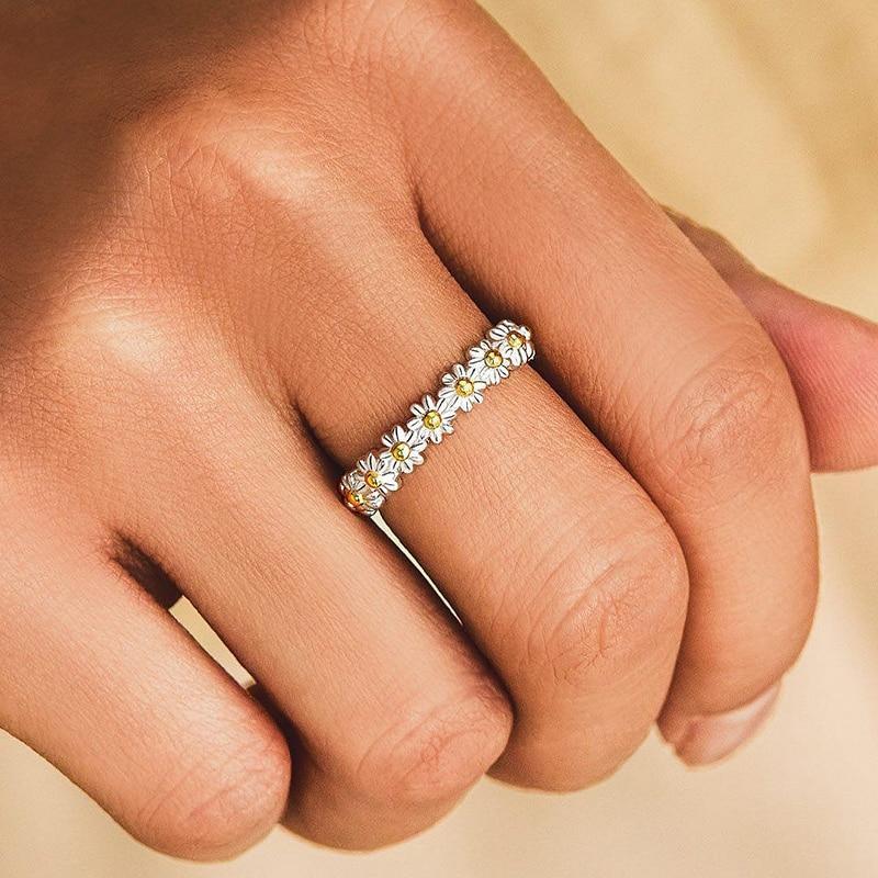 Marguerite Ring – Painted Softness