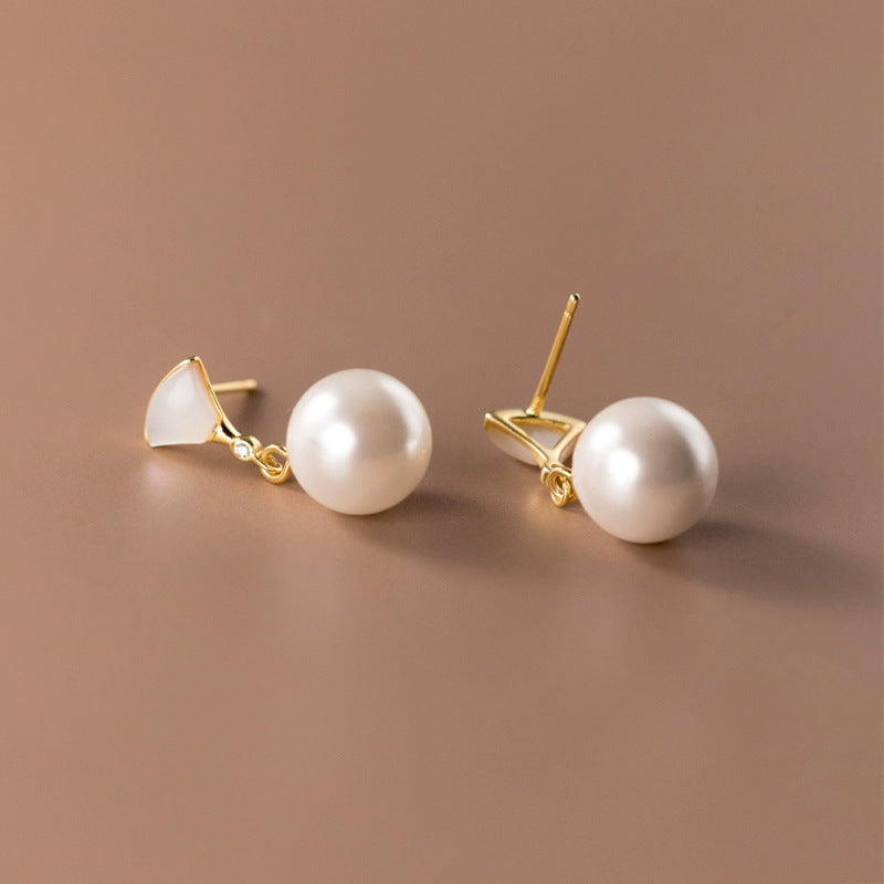 Chic Earrings with Pearls
