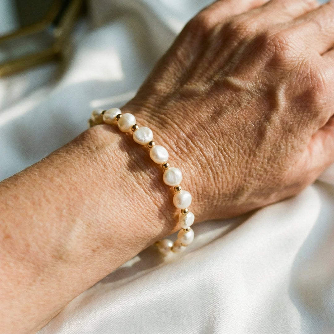 White Vintage Bracelet with Pearls and Gold