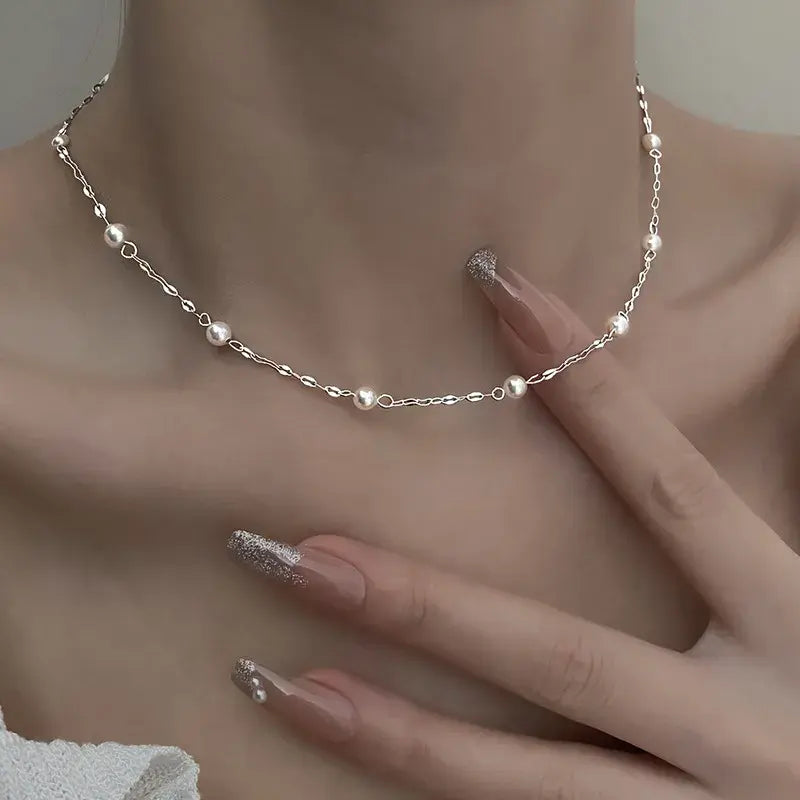 Elegant Necklace with Glossy Pearls