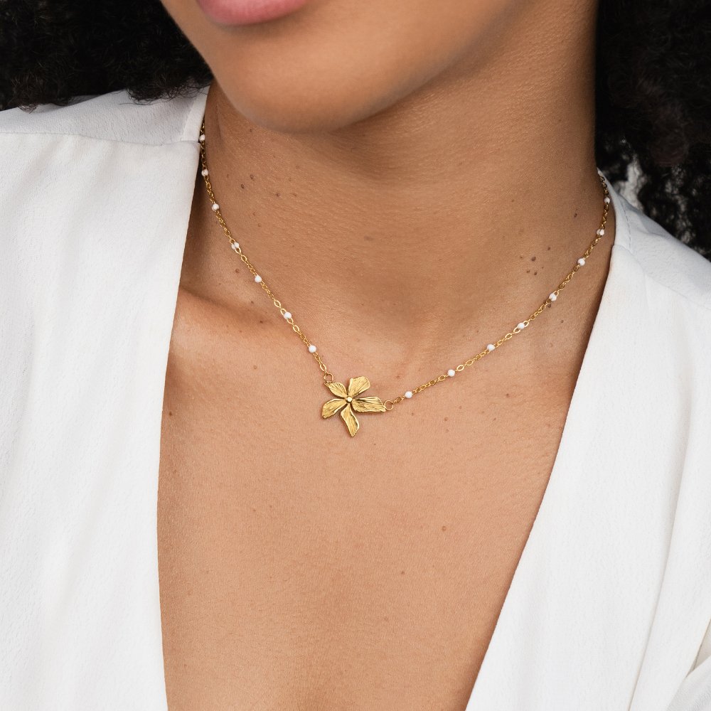 Elegant Necklace with Flower Pendant